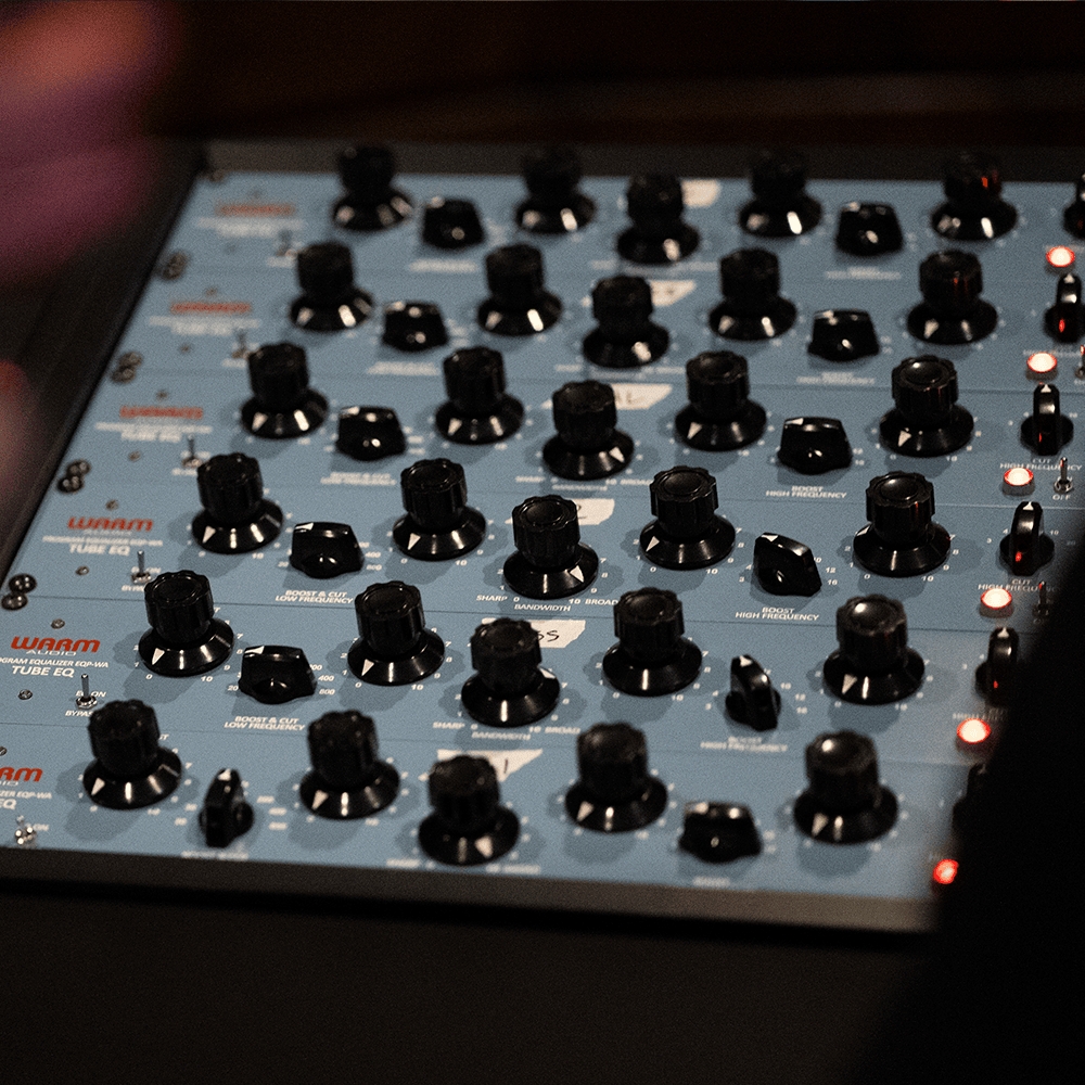Warm_Audio_EQP-WA_-_Tube_Program_Equalizer_-_4_Lifestyle_1_Multiple_Units_In_The_Studio_1