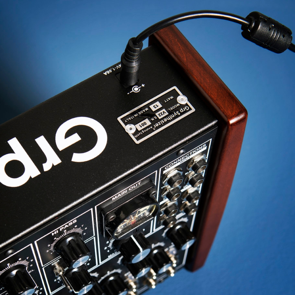 Grp_Synthesizer_V22_-_5_Lifestyle_Top_Right_and Rear