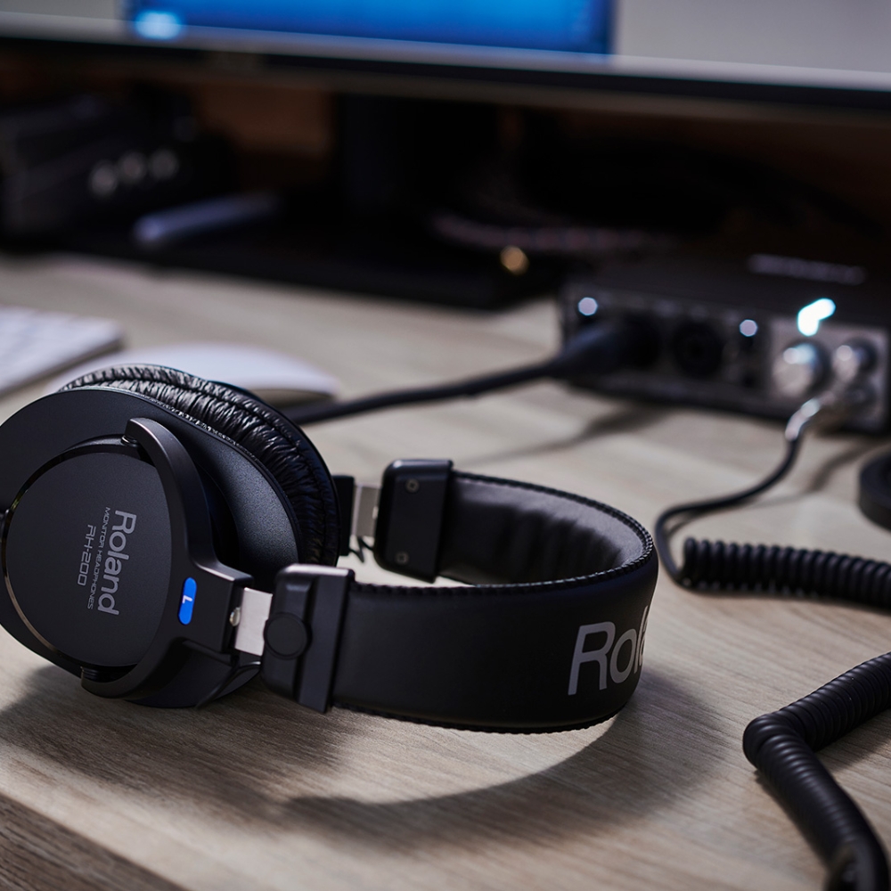 Roland_RH-200_-_Stereo_Monitor_Headphones_-_Black_w_Coiled_Cable_5