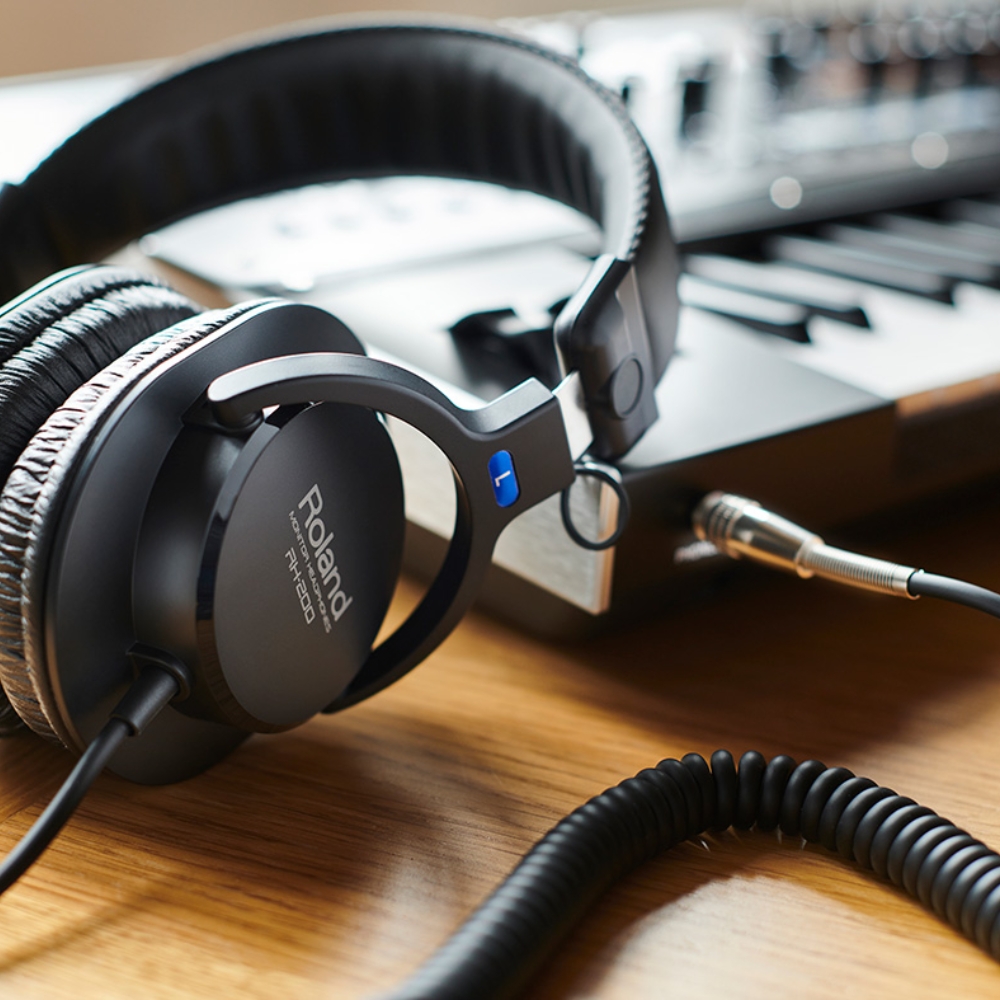 Roland_RH-200_-_Stereo_Monitor_Headphones_-_Black_w_Coiled_Cable_6