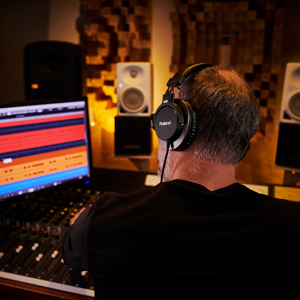 Roland_RH-300_-_Stereo_Headphones_for_Studio_Monitoring_-_Black_w_Silver_Accents_5