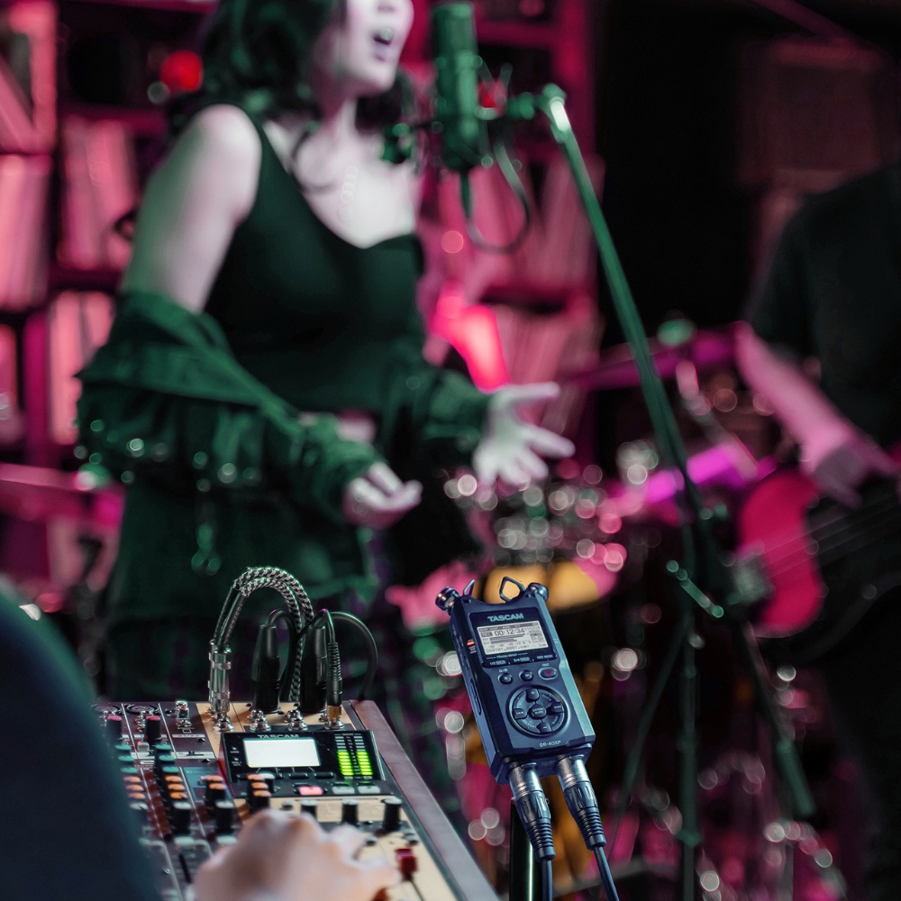 TASCAM_DR-40XP_-_4-Channel_32-Bit_Float_Portable_Field_Recorder_with_USB-C_Interface_and_Adjustable_Mics_-_22_Lifestyle_10_Record_Live_Performances_with_Natural_Ambience
