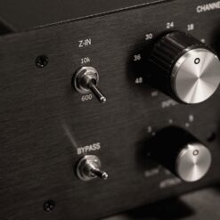 Warm_Audio_WA76-D2_-_Dual-Channel_Clean_Gain_Discreet_FET_Compressor_-_6_Lifestyle_3_Switches_and_Knobs