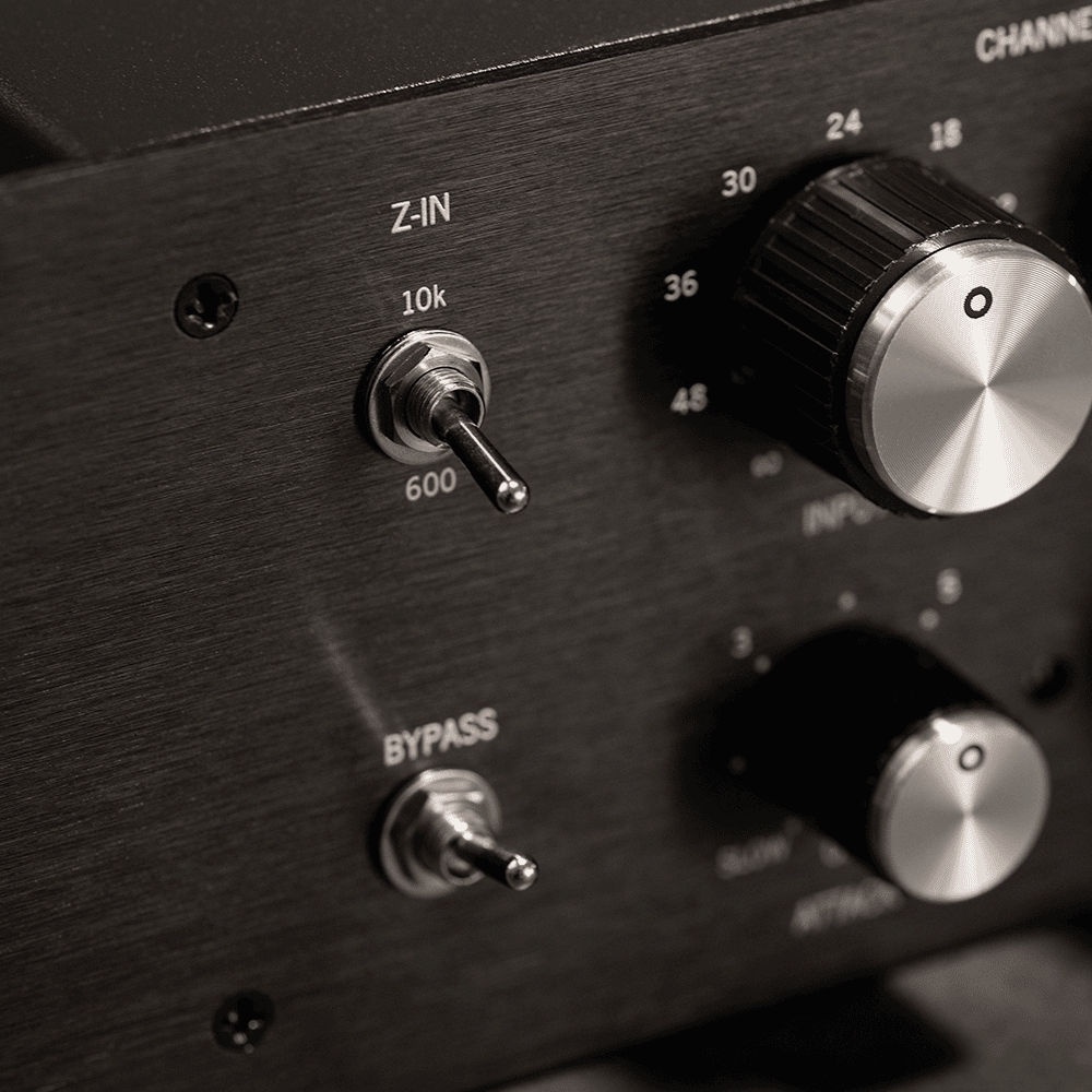 Warm_Audio_WA76-D2_-_Dual-Channel_Clean_Gain_Discreet_FET_Compressor_-_6_Lifestyle_3_Switches_and_Knobs