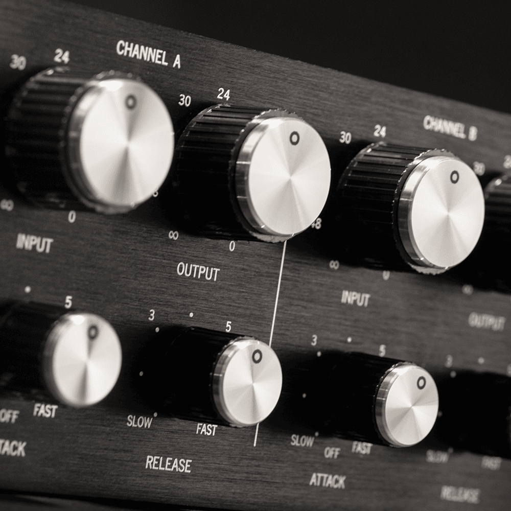 Warm_Audio_WA76-D2_-_Dual-Channel_Clean_Gain_Discreet_FET_Compressor_-_8_Lifestyle_5_Channel_A_and_B_Input_and_Outpu_Knobs