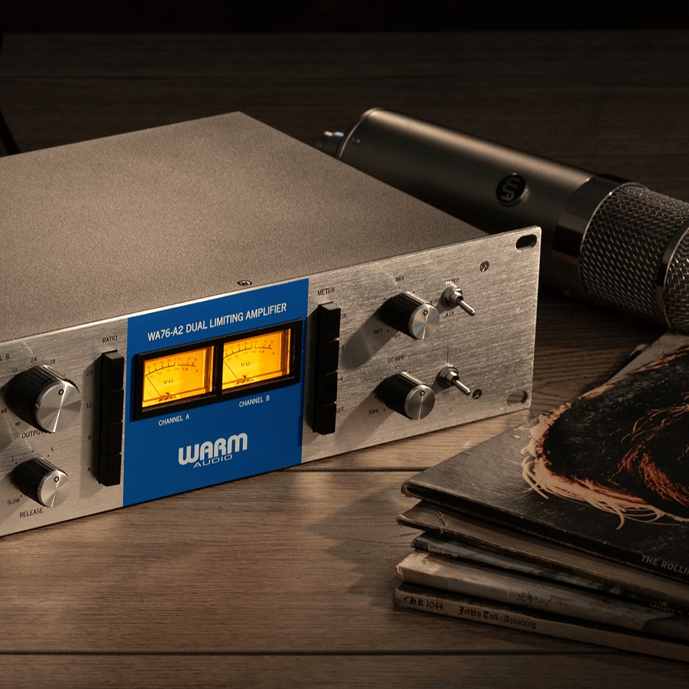 Warm_Audio_WA76-DA_-_Dual-Channel_Vintage-Voiced_Discreet_FET_Compressor_Blue_Stripe_-_4_Lifestyle_1