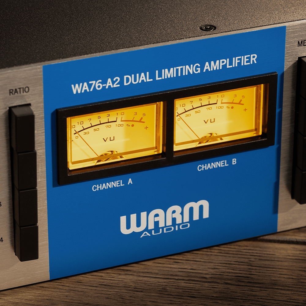 Warm_Audio_WA76-DA_-_Dual-Channel_Vintage-Voiced_Discreet_FET_Compressor_Blue_Stripe_-_5_Lifestyle_2_Dual_Amp