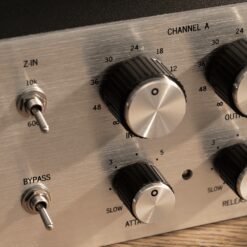 Warm_Audio_WA76-DA_-_Dual-Channel_Vintage-Voiced_Discreet_FET_Compressor_Blue_Stripe_-_6_Lifestyle_3_Switches_and_Knobs