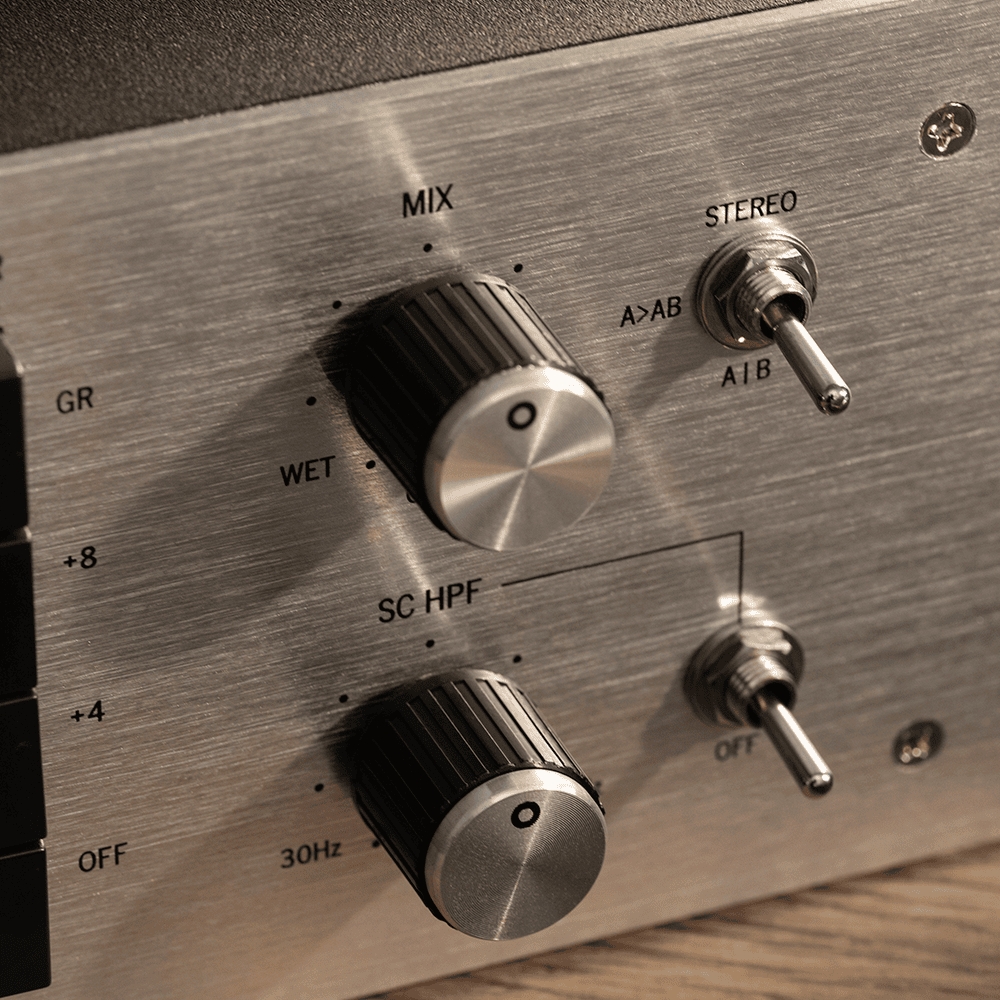 Warm_Audio_WA76-DA_-_Dual-Channel_Vintage-Voiced_Discreet_FET_Compressor_Blue_Stripe_-_7_Lifestyle_4_Buttons_Knobs_and_Switches