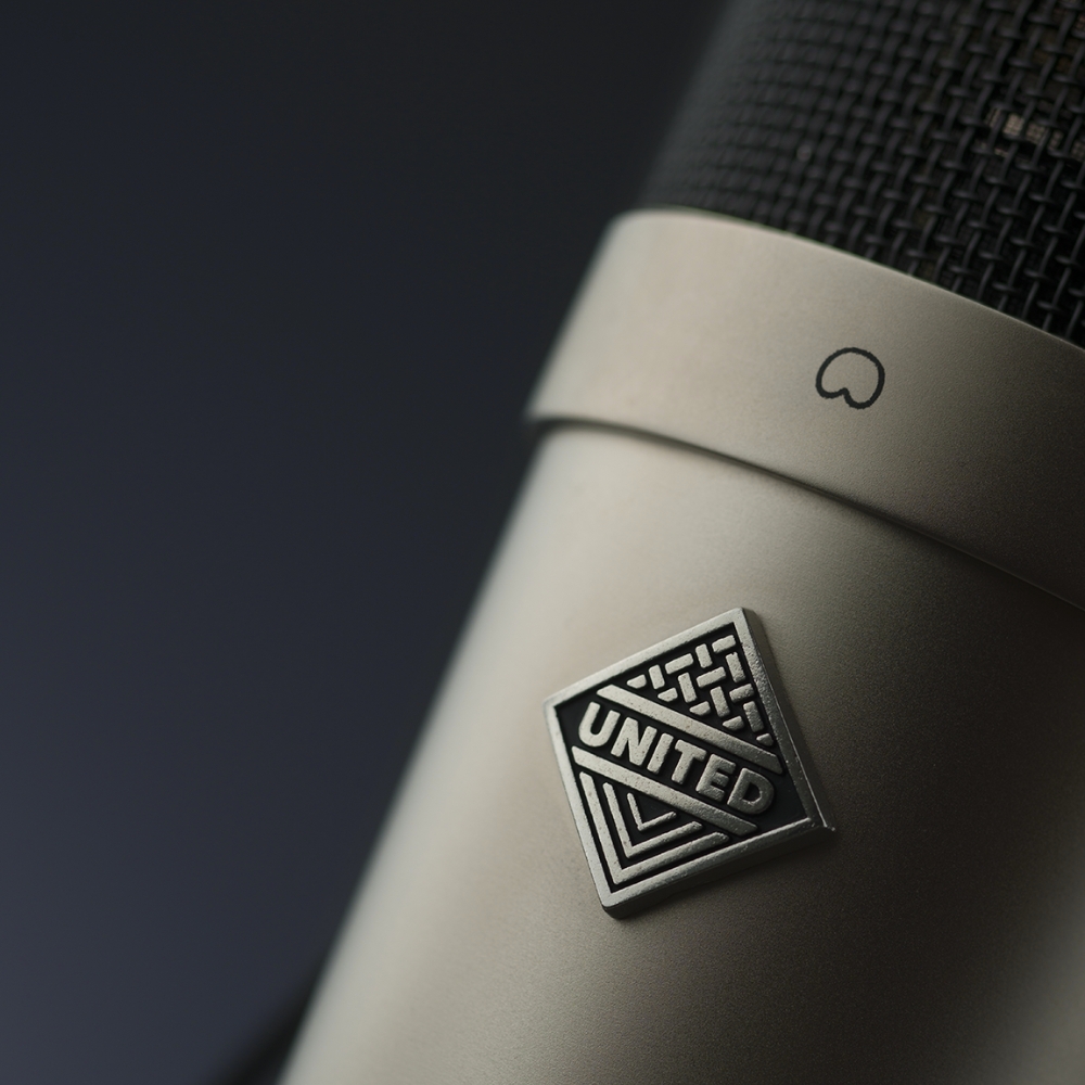 Universal_Audio_SOLO-610_and_United_Studio_Technologies_UT_Vintage87_-_Limited_Edition_Vintage_Recording_Bundle_16_UT_Vintage87_Mic_Lifestyle_Logo_Close-Up