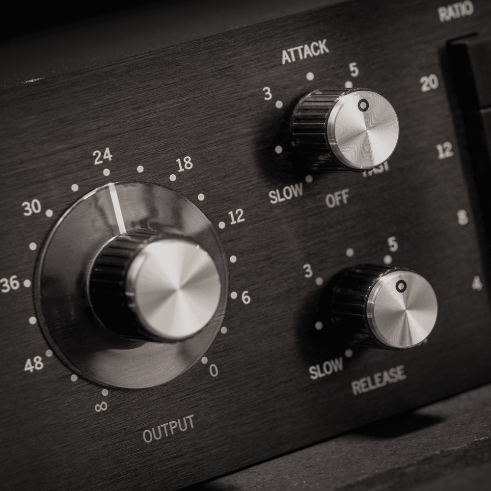 Warm_Audio_WA76-D_-_Single-Channel_Clean_Gain_Discrete_FET_Compressor_-_6_Lifestyle_3_Knobs_Close-Up