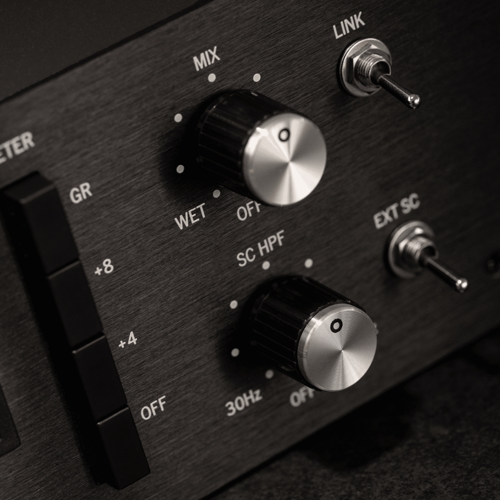 Warm_Audio_WA76-D_-_Single-Channel_Clean_Gain_Discrete_FET_Compressor_-_7_Lifestyle_4_Knobs_Buttons_and_Switches_Close-Up