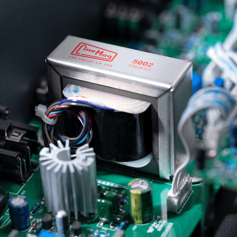 Warm_Audio_WA76-A_-_Single-Channel_Vintage-Voiced_Discreet_FET_Compressor_Blue_Stripe_-_8_Lifestyle_5_CineMag_Transformers